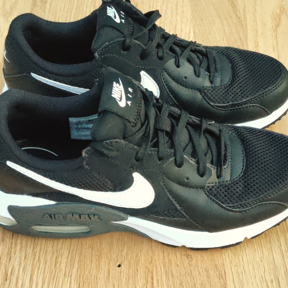 Women's Nike Air Max Excee Black/White Size 8